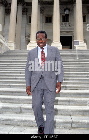 Washington DC., USA, 9 juillet 1991, Clarence Thomas prête-nom pour associer la justice, de la Cour suprême des États-Unis, parcourt les étapes du Capitole Crédit : Mark Reinstein Banque D'Images
