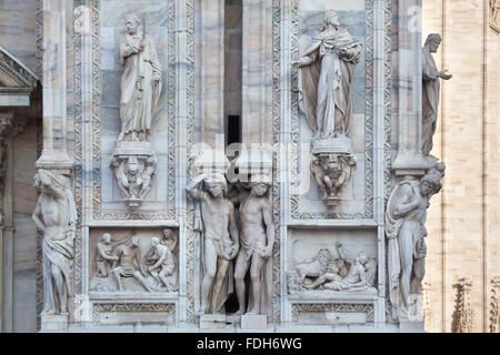 Les atlantes soutenant la façade principale de la cathédrale de Milan (Duomo di Milano) à Milan, Lombardie, Italie. En soulage les depictin Banque D'Images