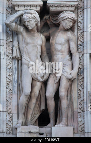 Les atlantes soutenant la façade principale de la cathédrale de Milan (Duomo di Milano) à Milan, Lombardie, Italie. Banque D'Images