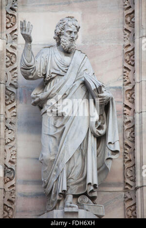 L'évangéliste Saint Luc. Statue en marbre par le sculpteur Graziano Rusca sur la façade principale de la cathédrale de Milan (Duomo di Banque D'Images