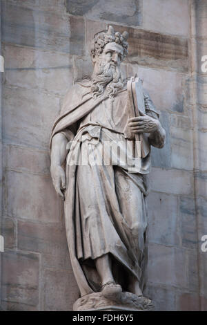 Moïse. Statue en marbre sur la façade sud de la cathédrale de Milan (Duomo di Milano) à Milan, Lombardie, Italie. Banque D'Images