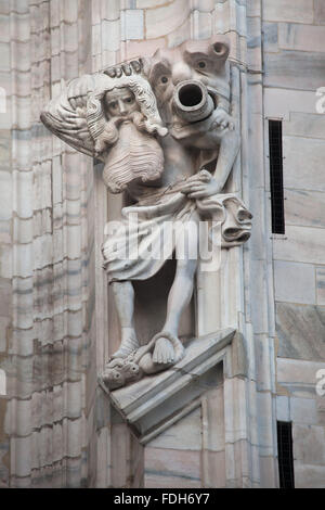 Statue en marbre d'un homme barbu sur la façade sud de la cathédrale de Milan (Duomo di Milano) à Milan, Lombardie, Italie. Banque D'Images