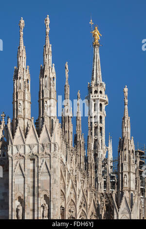 Statue en bronze doré de la Vierge Marie a appelé la Madonnina sur la flèche de la cathédrale de Milan à Milan, Lombardie, Italie. Banque D'Images