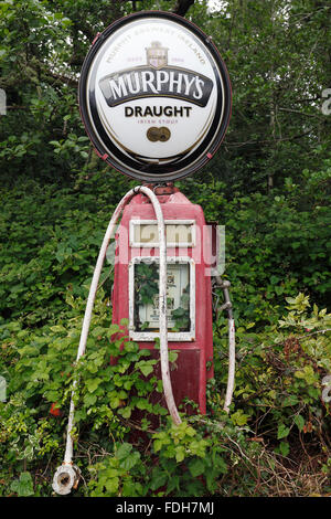 Le Murphy's Stout logo sur une ancienne pompe à essence désaffectée près de Laragh village sur la péninsule de Beara, comté de Kerry, Irlande Banque D'Images