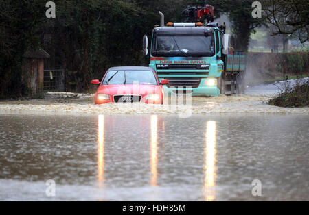 Voiture et camion conduisant par route inondée. UK Banque D'Images