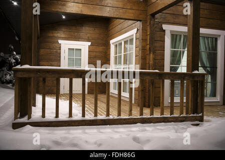 Vue de la maison avec véranda, close-up, de nuit en hiver Banque D'Images