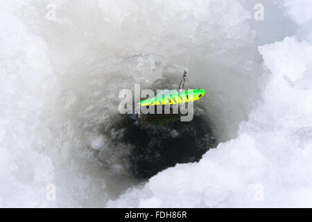 Trou percé dans la Glace La glace prête pour la pêche sur glace Banque D'Images