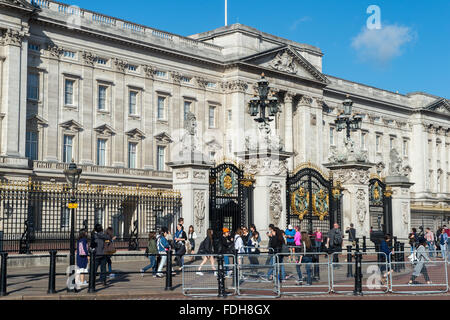 Les touristes à l'extérieur du palais de Buckingham à Londres, en Angleterre. Banque D'Images