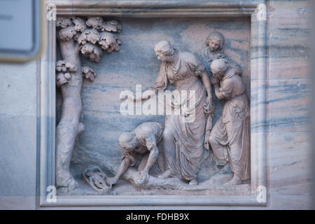 La fille de Pharaon trouver Moïse. En relief sur la façade sud de la cathédrale de Milan (Duomo di Milano) à Milan, Lombardie, Italie. Banque D'Images