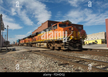 Emporia, Kansas, États-Unis, 20 octobre 2013. La Burlington Northern Santa Fe (BNSF) train passant par Emporia Kansas aujourd'hui. Au croisement du droit commercial et 3ème. Qui est la partie du centre-ville Emporia. La BNSF Railway est le deuxième plus grand réseau ferroviaire de fret en Amérique du Nord, deuxième à l'Union Pacific Railroad et est l'un des sept chemins de fer de classe 1 en Amérique du Nord. Il y a trois itinéraires transcontinentaux qui offrent des liaisons à haut débit entre l'ouest et l'Est des États-Unis. Les trains de BNSF a parcouru plus de 169 millions de kilomètres en 2010 Credit : Mark Reinstein Banque D'Images