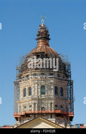 Topeka, Kansas., USA, 13 octobre 2013 la capitale de l'état des capacités de Topeka est en cours de reconstruction. La Kansas State Capitol, connu également comme le Kansas Statehouse, est le bâtiment abritant les branches exécutive et législative du gouvernement de l'État américain du Kansas. Il est situé dans la ville de Topeka qui a été la capitale du Kansas, puisqu'il est devenu un état en 1861. C'est le deuxième bâtiment à servir de Kansas Capitol. Credit : Mark Reinstein Banque D'Images