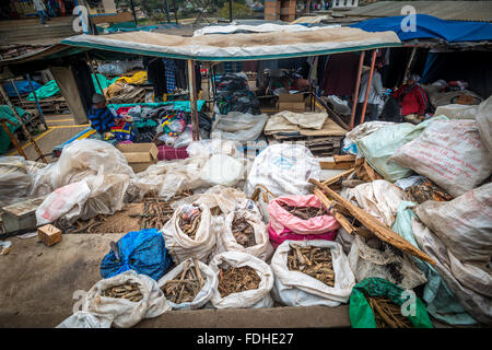 Les herbes médicinales pour la vente à la production de gros Manzini et marché artisanal au Swaziland, l'Afrique Banque D'Images