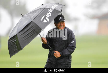 San Diego, Californie, USA. Jan 31, 2016. K.J. Batailles CHOI le vent et la pluie au cours de la ronde finale de l'Open d'assurance des agriculteurs à Torrey Pines. Le tour final a été suspendu en raison de la météo. © K.C. Alfred/U-T San Diego/ZUMA/Alamy Fil Live News Banque D'Images