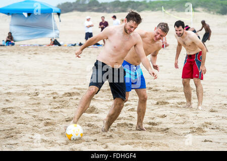 Les jeunes hommes jouant au football sur la plage à Sainte Lucie, Kwazulu-Natal, Afrique du Sud - Parc iSimangaliso Wetland Park Banque D'Images