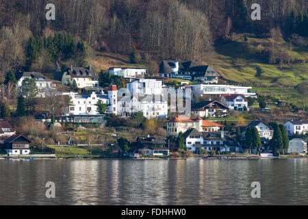 Le sud-est de la rive dans les Gmunden Traun, Haute Autriche, vu de l'Esplanade Banque D'Images