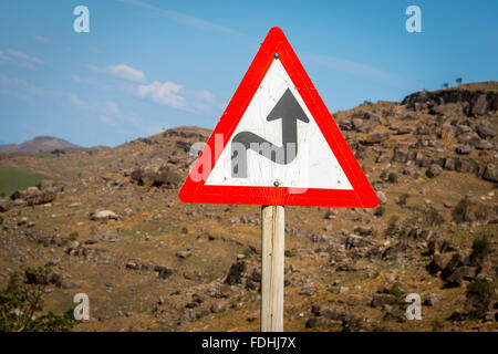 Panneau d'avertissement sur le côté de la route en Sani Pass, entre l'Afrique du Sud et le Lesotho. Banque D'Images