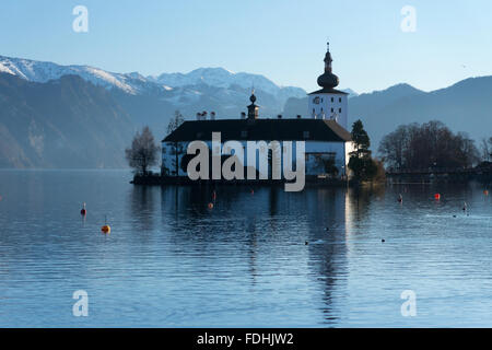 Schloss ort à Gmunden, en Autriche, avec des montagnes enneigées en arrière-plan Banque D'Images