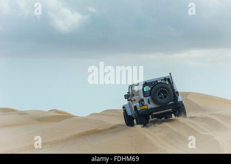 Jeep Wrangler Rubicon dunes bashing à Wahiba Sands Banque D'Images