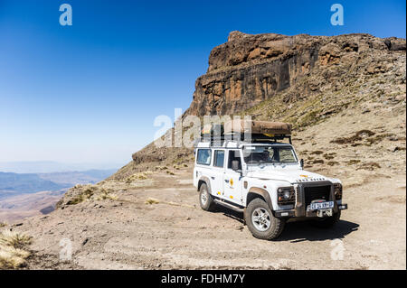 Land Rover Defender stationnée sur le flanc d'une montagne au Lesotho, l'Afrique Banque D'Images