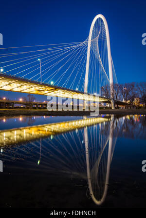 Le Margaret Hunt Hill Bridge est un pont à Dallas, Texas, qui enjambe la rivière Trinity Banque D'Images