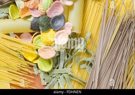Assortiment de pâtes crues sur table Banque D'Images