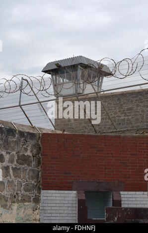 Prison de Fremantle watchtower vu de la cour de la prison, sur un mur de barbelés, l'ouest de l'Australie Banque D'Images