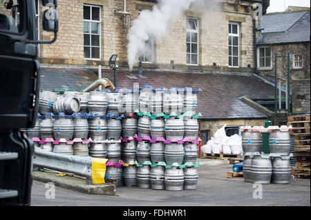 Fûts empilés à la Black Sheep Brewery à Masham dans Yorkshire, Angleterre, Royaume-Uni. Banque D'Images