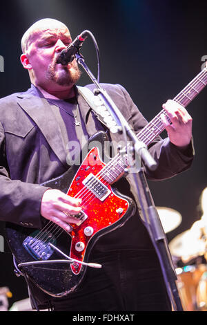 Alain johannes chantant et jouant de la guitare Banque D'Images