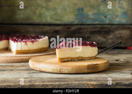 La vie encore rural avec gâteau au fromage sur fond de bois with copy space Banque D'Images
