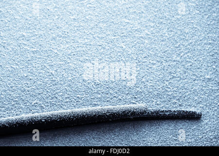 Gros plan sur une l'essuie-glace de voiture couverte de neige Banque D'Images