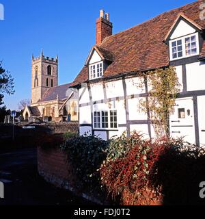 Cottages avec St Peters Church spire à l'arrière, Welford-sur-Avon, dans le Warwickshire, Angleterre, Royaume-Uni, Europe de l'Ouest. Banque D'Images