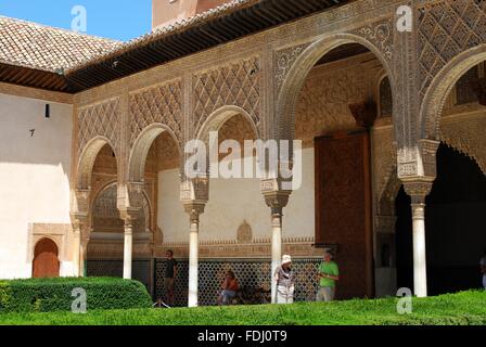 Arches qui conduisent à la Sala de los Embajadores dans la Cour des Myrtes, Palais de l'Alhambra, Grenade, Espagne. Banque D'Images