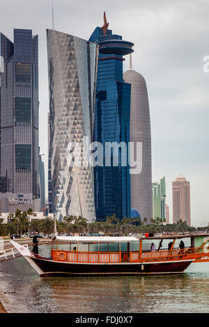 Un Dhow traditionnel amarré sur le front, Doha, Qatar Banque D'Images