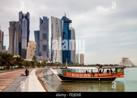 Un Dhow traditionnel amarré sur le front, Doha, Qatar Banque D'Images