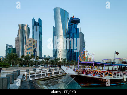 Un Dhow traditionnel amarré sur le front, Doha, Qatar Banque D'Images