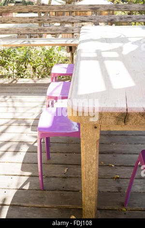 Table et chaises debout dans le jardin avec ombres, stock photo Banque D'Images