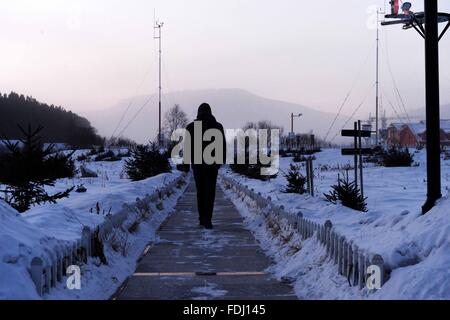 (160201) -- BEIJICUN, Février 1, 2016 (Xinhua) -- L'observateur météorologique Guo Dayong promenades pour vérifier dans la ville de Beijicun ou 'Village' du Pôle Nord, dans la province du nord-est de la Chine, le 31 janvier 2016. Beijicun, une petite ville de Chine la plus au nord du comté de Mohe, est l'un des endroits les plus froids dans le pays. La température la plus basse jamais enregistrée ici était de moins 52,3 degrés Celsius. Seulement quatre personnes travaillent à la station d'observation météorologique national Beijicun maintenant. (Xinhua/Wang Kai) (wyo) Banque D'Images