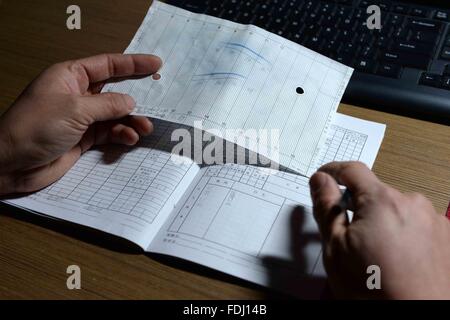 (160201) -- BEIJICUN, Février 1, 2016 (Xinhua) -- L'observateur météorologique Guo Dayong données d'observation des dossiers dans la ville d'Beijicun ou 'Village' du Pôle Nord, dans la province du nord-est de la Chine, le 31 janvier 2016. Beijicun, une petite ville de Chine la plus au nord du comté de Mohe, est l'un des endroits les plus froids dans le pays. La température la plus basse jamais enregistrée ici était de moins 52,3 degrés Celsius. Seulement quatre personnes travaillent à la station d'observation météorologique national Beijicun maintenant. (Xinhua/Wang Kai) (wyo) Banque D'Images