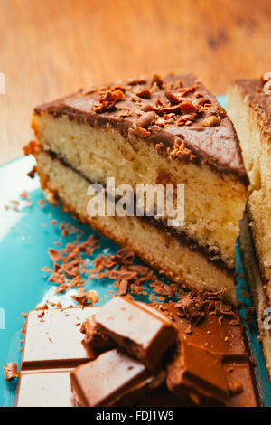 Gâteau sucré et de chocolat sur une plaque bleue Banque D'Images