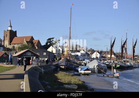 Le quai de Maldon, Essex en montrant la rivière Blackwater et les barges de la Tamise Banque D'Images