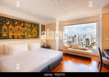 Intérieur d'une chambre d'hôtel haut de gamme moderne avec vue panoramique sur la ville. Bangkok, Thaïlande. Banque D'Images