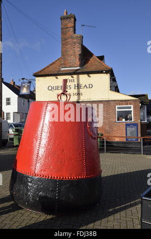 Une bouée en face de la tête de la reine sur le quai à Maldon, Essex Banque D'Images