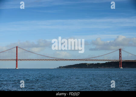 Le 25 avril Pont sur le Tage à Lisbonne, Portugal Banque D'Images