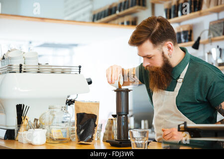 Faire le café barista in coffee shop Banque D'Images