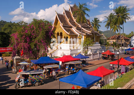 Le marché de la rue principale de Luang Prabang, Laos Banque D'Images