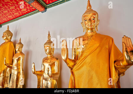 Les images de Bouddha dans la galerie de colonnades. Temple de Wat Pho à Bangkok, Thaïlande. Banque D'Images