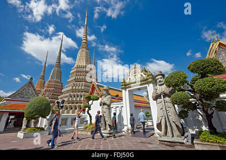 Touristes marchant dans le Temple Wat Pho. Bangkok, Thaïlande. Banque D'Images