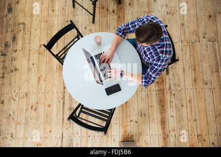 Vue supérieure, Portrait of a man using laptop computer in cafe Banque D'Images