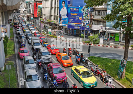 Embouteillage sur Rama I Road dans le quartier Patum Wan de Bangkok, Thaïlande. Banque D'Images