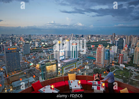 Vue aérienne de la ville de Red sky bar sur le toit. Hôtel Centara Grand At Centralworld complexe, Bangkok, Thaïlande. Banque D'Images